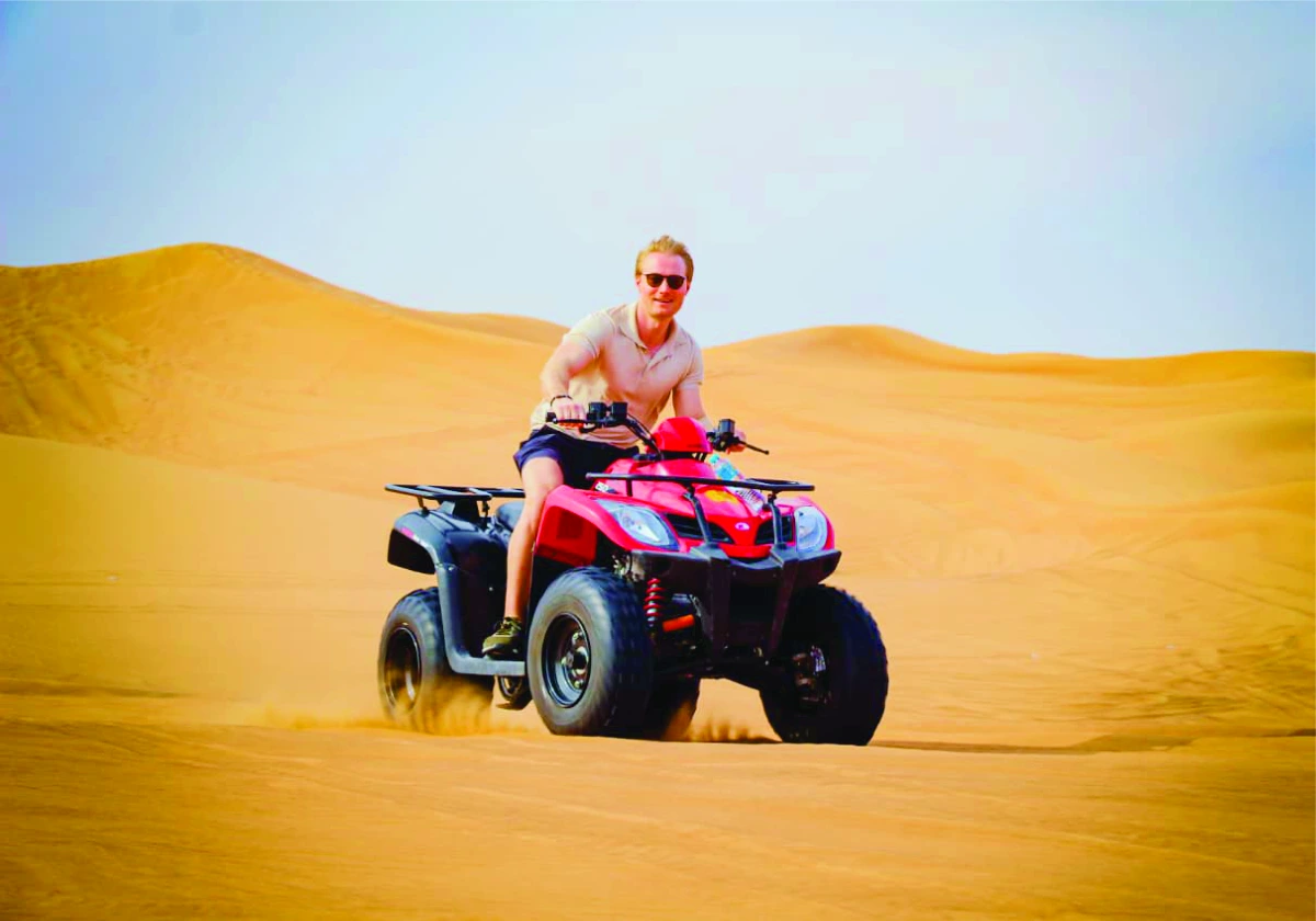 Tour en quad dans le désert de Dubaï au milieu des dunes de sable doré