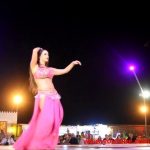 Spectacle de danse du ventre dans un camp du désert à Dubaï