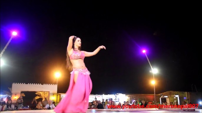 Spectacle de danse du ventre dans un camp du désert à Dubaï